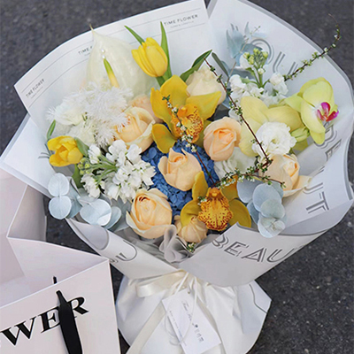 Pacáistiú bouquet úr páipéar ealaíne Béarla